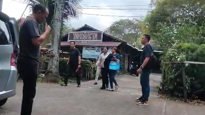 Pelaku penipuan pembuatan sertifikat tanah saat diamankan.