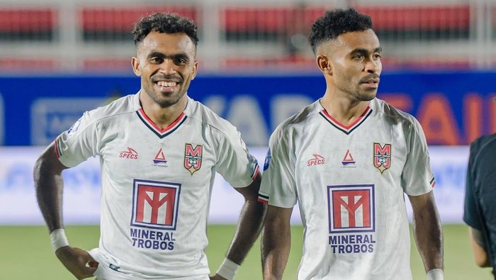 Pemain Malut United Yakob Sayuri dan Yance Sayuri menjadi korban rasisme.