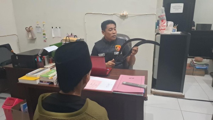 Pelaku pembacokan di RSUD Ketapang Sampang saat diperiksa penyidik di kantor polisi