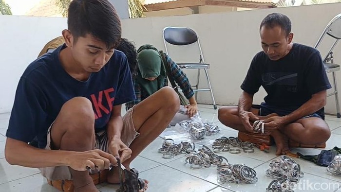 Pekerja membuat gelang haji di Wisma Armina, tak jauh dari Asrama Haji Donohudan, Ngemplak, Boyolali, Selasa (6/5/2025).