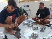 Melihat Proses Pembuatan Gelang Haji, Sehari Bikin untuk 4 Kloter