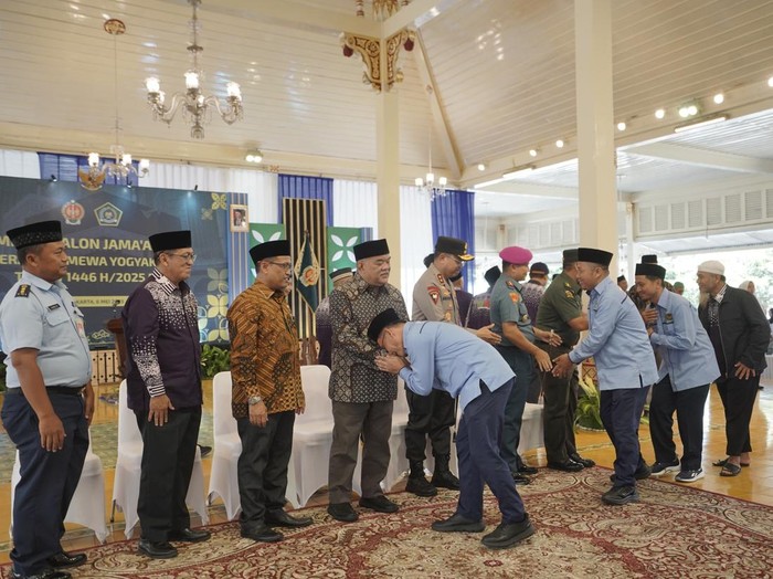 Pemda DIY melepas jemaah haji asal DIY di Kompleks Kepatihan, Jogja, Selasa (6/5/2025).