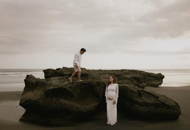 Berkonsep simpel namun tetap elegan, Aaliyah dan Thariq kompak kenakan busana berwarna putih. Thariq memadukan kemeja lengan panjang putih dengan celana pendek coklat muda. Sementara Aaliyah tampil anggun dengan dress panjang putih. Foto: Instagram/@aaliyah.massaid