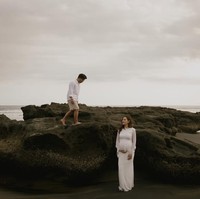 Berkonsep simpel namun tetap elegan, Aaliyah dan Thariq kompak kenakan busana berwarna putih. Thariq memadukan kemeja lengan panjang putih dengan celana pendek coklat muda. Sementara Aaliyah tampil anggun dengan dress panjang putih. Foto: Instagram/@aaliyah.massaid