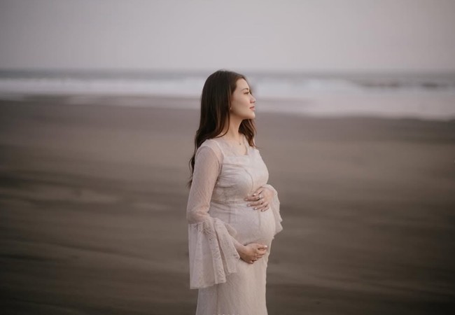 Memasuki trimester ketiga baby bump di perut Aaliyah sudah semakin besar. Dengan riasan simpel dan rambut yang hanya dibiarkan terurai, pesona kecantikan bumil 23 tahun itu begitu terpancar. Foto: Instagram/@aaliyah.massaid