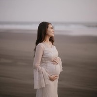 Memasuki trimester ketiga baby bump di perut Aaliyah sudah semakin besar. Dengan riasan simpel dan rambut yang hanya dibiarkan terurai, pesona kecantikan bumil 23 tahun itu begitu terpancar. Foto: Instagram/@aaliyah.massaid