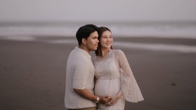 7 Foto Maternity Aaliyah Massaid di Tepi Pantai, Elegan Dengan Dominasi Putih