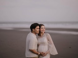 7 Foto Maternity Aaliyah Massaid di Tepi Pantai, Elegan Dengan Dominasi Putih