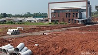 Dari luar, kondisi fisik bangunan Stasiun tiga lantai ini sudah rampung dan dicat dengan warna dominan Coklat-Putih. Sementara di bagian sekitar stasiun masih dipenuhi tanah merah dan jalan berbatu.   