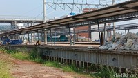 Saat menelusuri jalan sisi rel, terlihat peron stasiun lengkap dengan atapnya yang juga masih dalam tahap pembangunan. Sedikit lebih dekat dengan bangunan utama Stasiun Jatake, terdapat tangga menuju jembatan penyeberangan antar peron yang masih berupa fondasi dan bangunan dasar.  