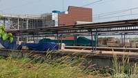 Sesekali terlihat juga kereta KRL melintas di rel samping Stasiun Jatake, yang nantinya kawasan ini akan menjadi titik pemberhentian lain untuk para penumpang. Dalam catatan detikcom, Stasiun Jatake ini dibangun di atas lahan seluas 2.435 m2. Di area tersebut akan dibangun gedung stasiun kereta dengan luas bangunan ± 3.000 m2 (3 lantai), yang direncanakan mulai beroperasi pada pertengahan 2025.