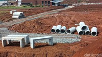 Terlihat juga tepat di sisi stasiun terdapat sejumlah bangunan semi permanen tempat para pekerja. Ada sejumlah mesin alat berat seperti ekskavator, truk pengangkut, dan pipa-pipa beton menumpuk di sekitar area proyek tersebut. Adapun kencangnya suara alat berat yang terus menderu menandakan proyek tersebut masih terus berjalan.