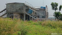 Pembangunan gedung Stasiun Jatake dimaksimalkan dalam tiga lantai, yang ditujukan untuk area aktivitas penumpang kereta, zona komersial, dan area kantor PT KAI. Panjang peronnya 250 meter dengan lebar masing-masing peron 6 meter. Di sisi luar bangunan, terdapat fasilitas gedung parkir untuk mobil, motor, dan sepeda.