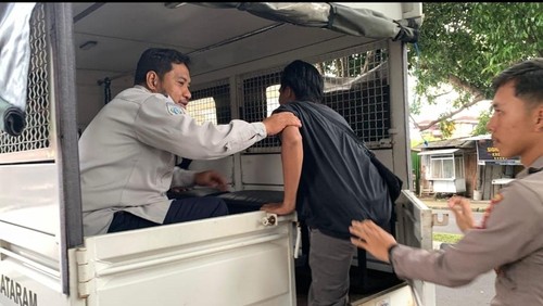 Penangkapan jukir ilegal dan jukir nakal oleh Dishub Mataram, Selasa (6/5/2025). (Nathea Citra/detikBali)