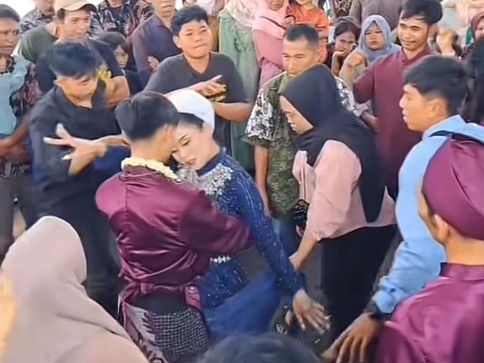 Acara resepsi pernikahan ini mendadak jadi sorotan warganet di TikTok, karena pengantin wanita tiba-tiba kesurupan. Postingan tersebut langsung viral di TikTok.