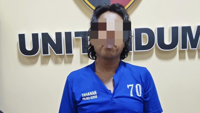 Jajaran Sat Reskrim Polres Kudus mengamankan tersangka SY warga Surabaya usai menipu warga Kudus, Selasa (6/5/2025).