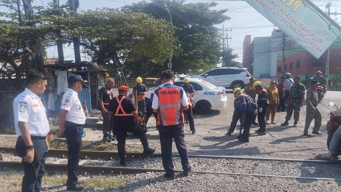 Penutupan pelintasan sebidang PT KAI Daop 8 menutup Jalur Pelintasan Langsung (JPL) di Jalan Pahlawan Lamongan