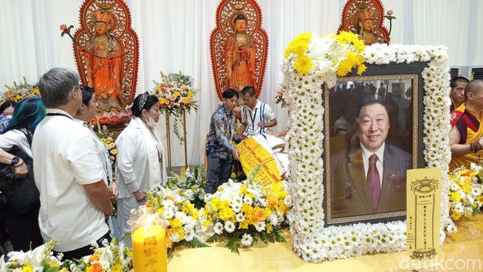 Peti jenazah mendiang Murdaya Poo disemayamkan di tenda kaki Bukit Dagi Candi Borobudur, Magelang, Selasa (6/5/2025).