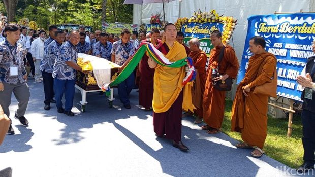 Peti jenazah mendiang Murdaya Poo disemayamkan di tenda kaki Bukit Dagi Candi Borobudur, Magelang, Selasa (6/5/2025).