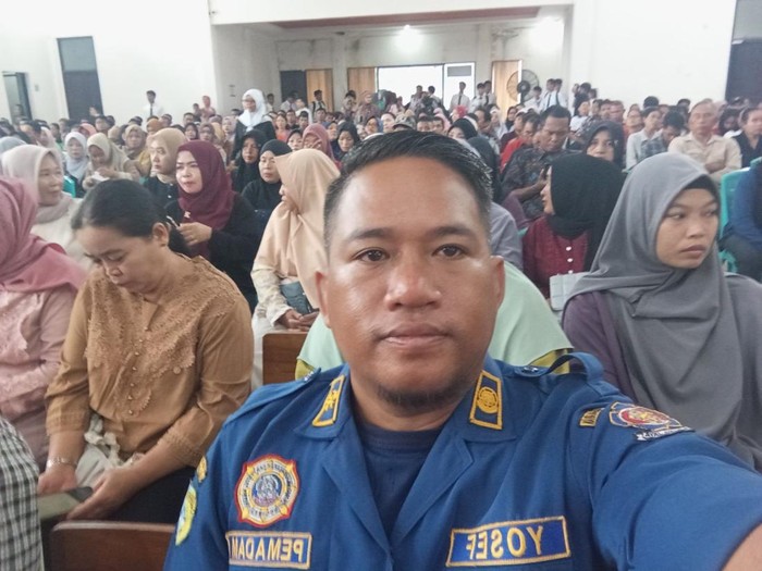 Petugas Damkar Sintang mendampingi siswi SMK mengabil surat kelulusan