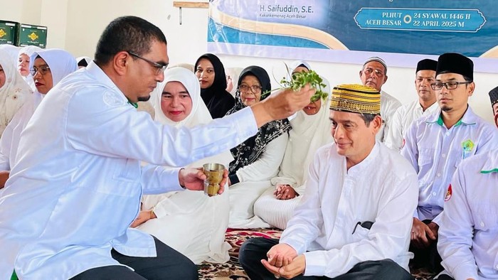 Peusijuek (tepung tawari) jemaah haji Aceh Besar, Aceh. (Dok. Kemenag Aceh Besar)