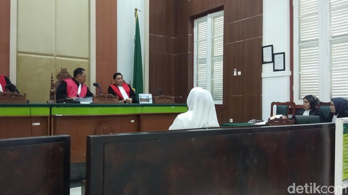 Pihak Mira Hayati menghadirkan saksi dalam sidang kasus skincare merkuri di PN Makassar.