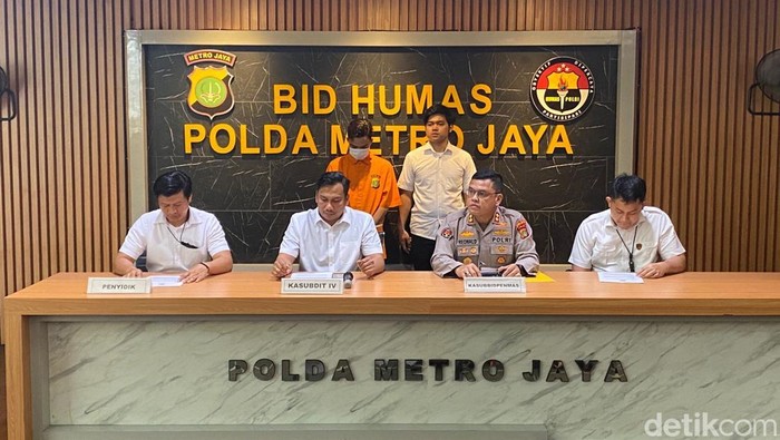 Polda Metro Jaya membongkar kasus pemerasan dengan modus video call sex (VCS). Polisi mengungkap dua orang pelaku yang terlibat merupakan dua bersaudara. (Wildan N/detikcom)