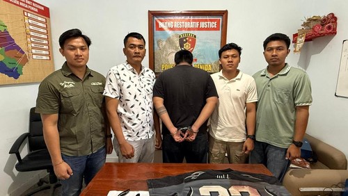 Polisi menangkap pelaku penusukan di di Pasar Malam Lapangan Umum Sampalan, Desa Batununggul, Kecamatan Nusa Penida, Senin (5/5/2025). (IST)