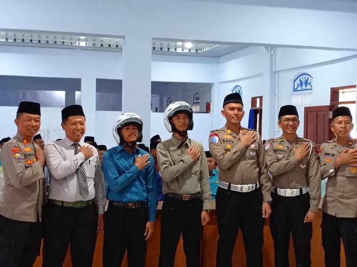 Polisi saat memberi pelajaran edukasi lalu lintas di Pondok Arrisalah