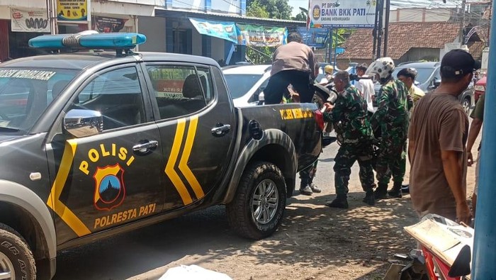 Polisi saat mendatangi lokasi kecelakaan truk dan sepeda motor di Wedarijaksa, Pati, Selasa (6/5/2025).