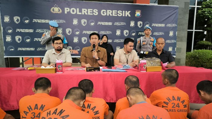 Kasat Reskrim Polres Gresik AKP Abid Uais Al-Qarni saat jumpa pers