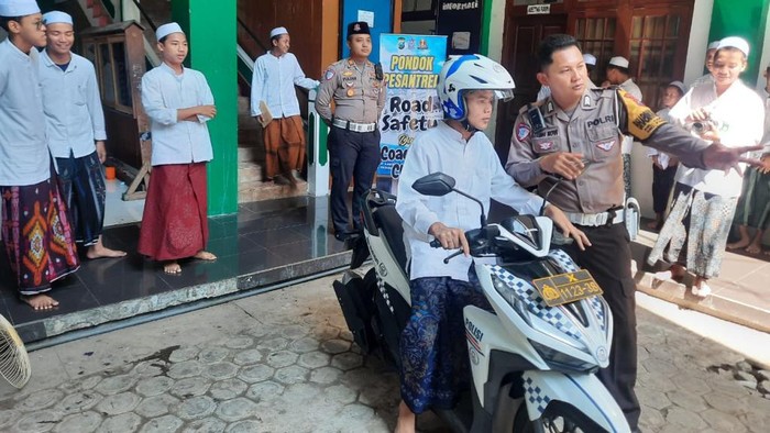 Satlantas Polres Pasuruan Kota gelar Road Show Pondok Pesantren Road Safety