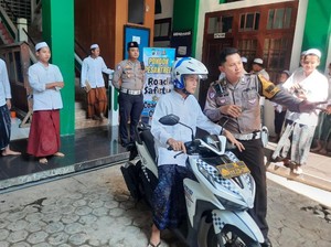 Polisi di Kota Pasuruan Beri Edukasi Etika Berlalu Lintas ke Para Santri