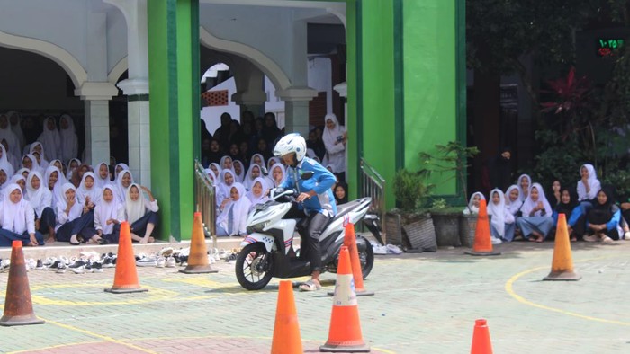 Satlantas Polres Trenggalek menggelar coaching clinic di ponpes