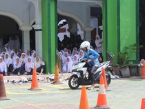 Keseruan Santri di Trenggalek Diberi Pelatihan Lalu Lintas