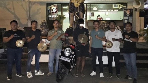 Polsek Ubud menangkap pria bernama Beruk terkait pencurian sejumlah perangkat gamelan milik krama Banjar Kelingkung, Desa Lodtunduh, Kecamatan Ubud, Gianyar. (Foto: Dok. Polsek Ubud)