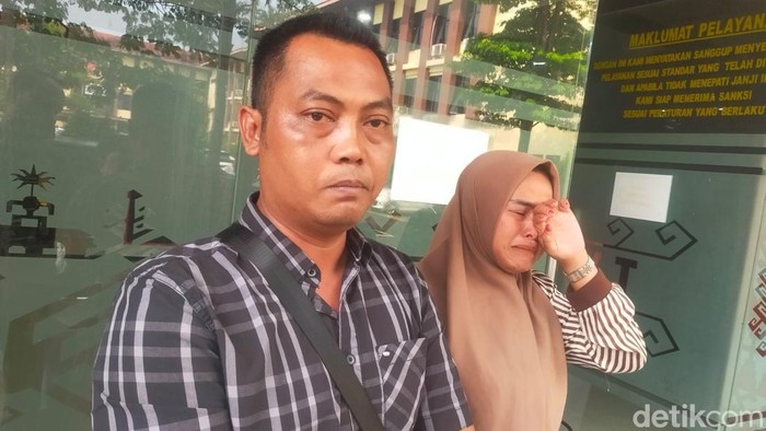Ponijan, ayah pelajar yang tewas dalam laka di Lampung Timur mendatangi Polda Lampung.