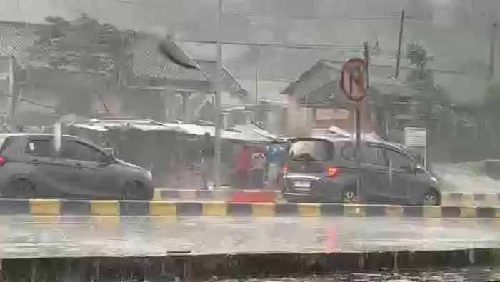 Potongan gambar cuaca ekstrem di kawasan tol