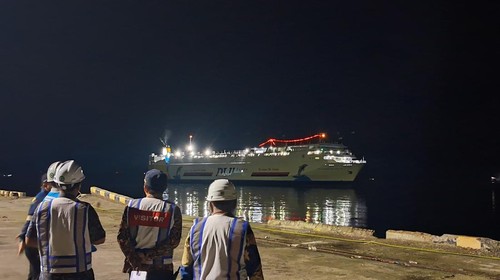 Proses bersandar kapal Dharma Rucitra seusai menabrak dermaga pelabuhan Multipurpose Wae Kelambu, Labuan Bajo, Manggarai Barat, NTT, Selasa (6/5/2025).