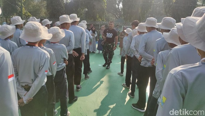 Puluhan siswa nakal di Cianjur dibina di barak Raider 300.