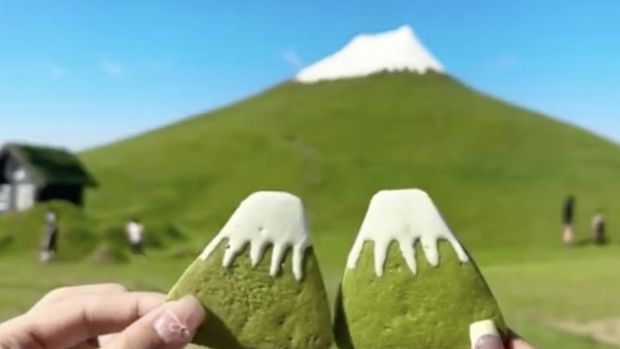 Puncak bukit di China dicat putih menyerupai Gunung Fuji mengundang gelak tawa di dunia maya. (X/@Byron_Wan)