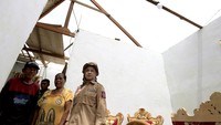 Warga mulai bersihkan puing dan selamatkan barang dari rumah yang terdampak.  