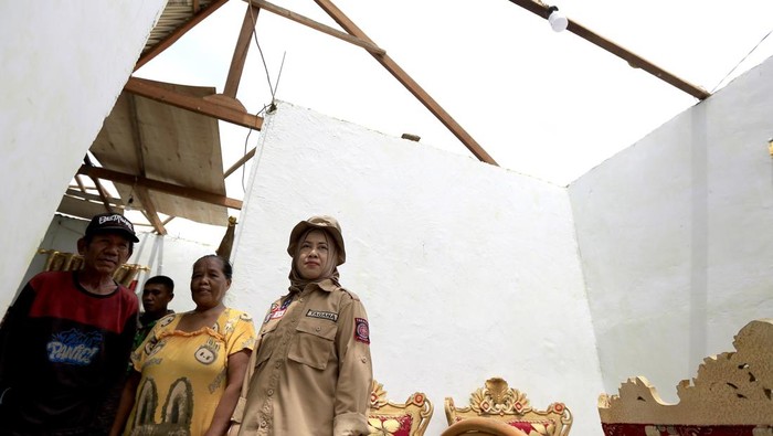 Puting Beliung Rusak 104 Rumah di Gorontalo Warga menjemur bantal, kasur dan pakaian di depan rumah yang rusak pada bagian atapnya setelah diterjang angin puting beliung di Pentadio Timur, Kabupaten Gorontalo, Gorontalo, Selasa (6/5/2025). Pemerintah Daerah setempat mencatat sebanyak 104 rumah di empat desa yaitu Ulapato A, Pentadio Timur, Pentadio Barat dan Timuato rusak berat dan ringan akibat diterjang angin puting beliung pada Senin (5/5). ANTARA FOTO/Adiwinata Solihin/Spt.
