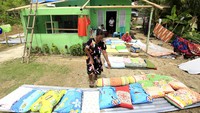 Warga menjemur barang rumah tangga usai atap rumah rusak diterjang angin puting beliung di Pentadio Timur, Gorontalo, Selasa (6/5/2025).