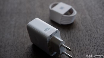Realme juga memberikan kabel charger lengkap dengan adaptor 45W SuperVOOC. Foto: Adi Fida Rahman/detikINET