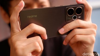 Untuk menjaga performa tetap stabil dan mencegah overheat saat bermain game dalam waktu lama, ponsel ini dibekali Sistem Pendinginan Bionic canggih dengan area VC (Vapor Chamber) terbesar di kelasnya (6050mm²) dan material HyperTherm Graphite. Foto: Adi Fida Rahman/detikINET