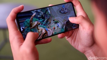 Khusus untuk pasar Indonesia, Realme menyematkan fitur GT Boost dengan teknologi AI Touch Control yang sensitivitas sentuhannya telah disesuaikan oleh pro player MLBB seperti JessNoLimit dan pemain dari RRQ, memberikan kontrol layaknya pemain profesional. Fitur gaming lainnya termasuk Al Motion Control berbasis giroskop dan Geek Power Tuning yang memungkinkan pengguna menyesuaikan frekuensi CPU/GPU. Foto: Adi Fida Rahman/detikINET
