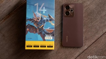 Daya tahan menjadi salah satu keunggulan utama Realme 14 5G berkat Baterai Titan 6.000mAh, yang merupakan baterai terbesar di segmennya dan diklaim mampu menemani bermain game selama 10 jam nonstop atau menonton video selama 17,5 jam. Baterai ini menggunakan teknologi Graphite dengan kepadatan energi tertinggi di industri dan didukung pengisian cepat 45W Fast Charge. Realme juga memberikan jaminan kesehatan baterai selama empat tahun, mempertahankan lebih dari 80% kapasitas setelah 1400 siklus pengisian daya. Foto: Adi Fida Rahman/detikINET