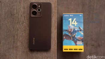 Realme 14 5G yang diunboxing kali ini berwarna Storm Titanium. Foto: Adi Fida Rahman/detikINET