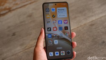 Realme 14 5G mengusung layar AMOLED 6,67 inci dengan resolusi Full HD+ (2.400 x 1.080 piksel). Layar ini mendukung refresh rate 120Hz untuk pengalaman scrolling dan gaming yang mulus, serta memiliki tingkat kecerahan puncak hingga 2.100 nits, menjadikannya salah satu yang paling terang di kelasnya. Layar ini juga mendukung gamut warna DCI-P3 111% dan telah tersertifikasi untuk kenyamanan mata, cocok untuk penggunaan jangka panjang. Foto: Adi Fida Rahman/detikINET